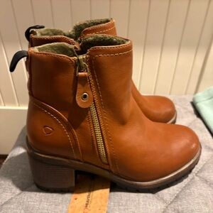 Elegant Tan Ankle Boots with Zipper